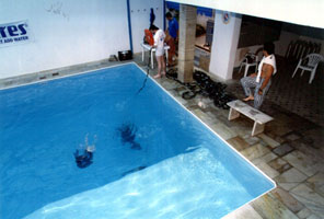 CE9810_08a.jpg (21207 bytes)